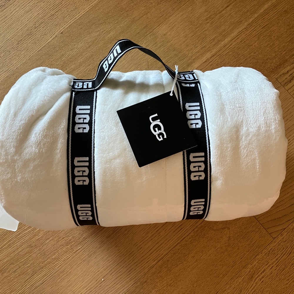 UGG Avery Throw Blanket, New with tags